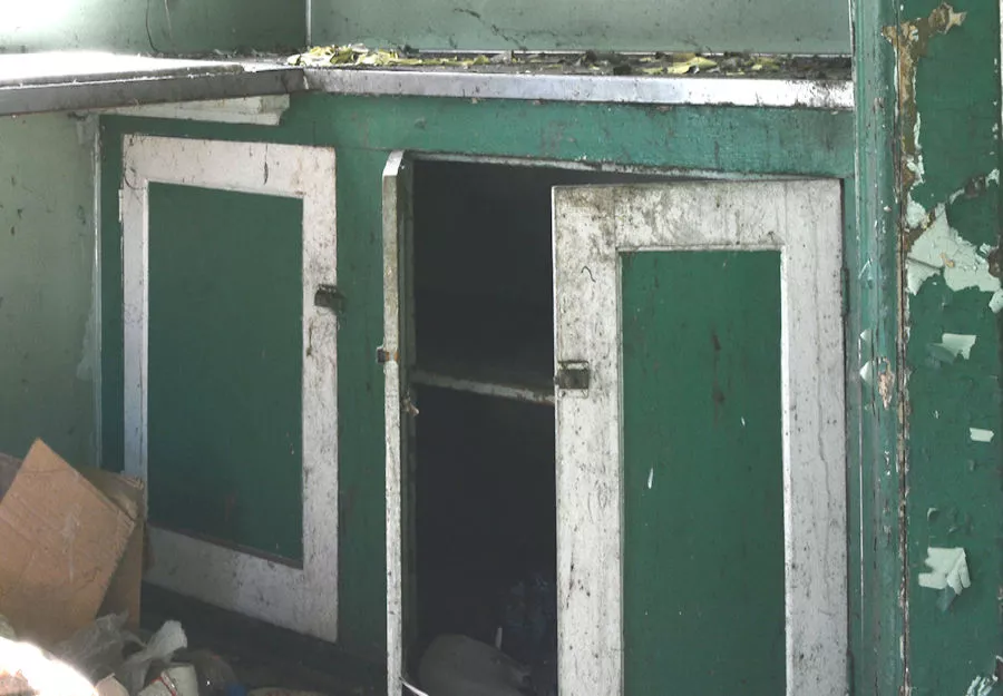 ugly-cabinets-900x625.webp